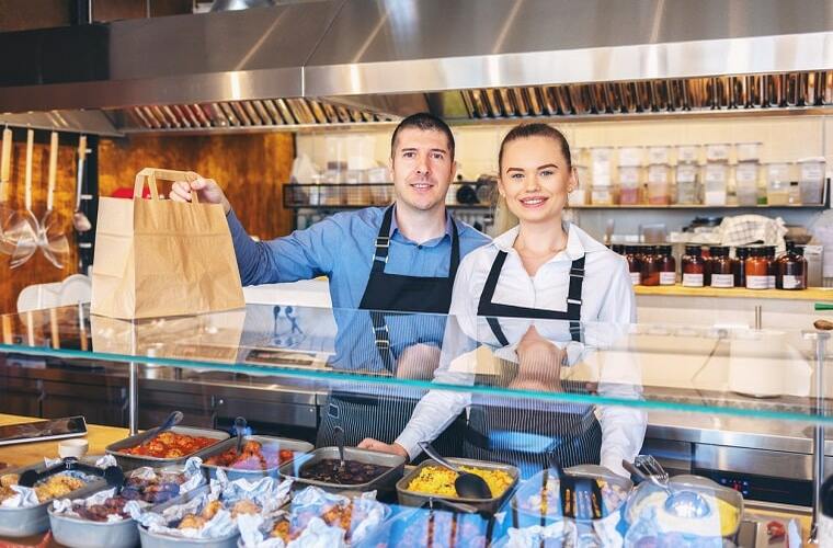 Bedruckte Papiertragetasche in Action - 2 Leute im Geschäft