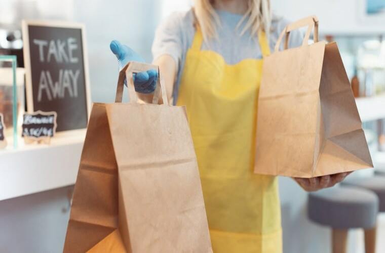 Bedruckte Papiertragetasche in Action - Take Away mit Handschuhe