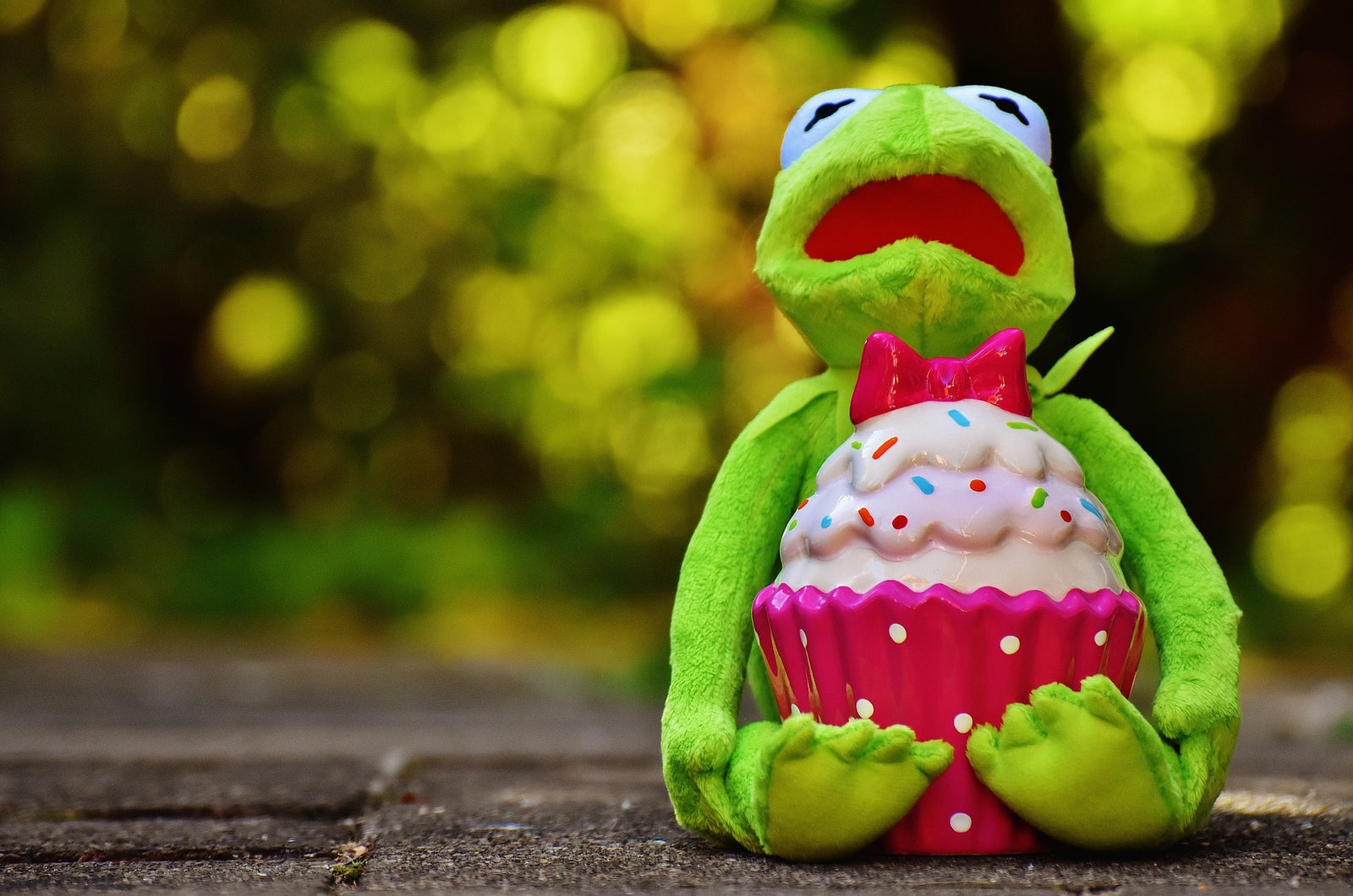 Kermit mit Plastik Cupcake